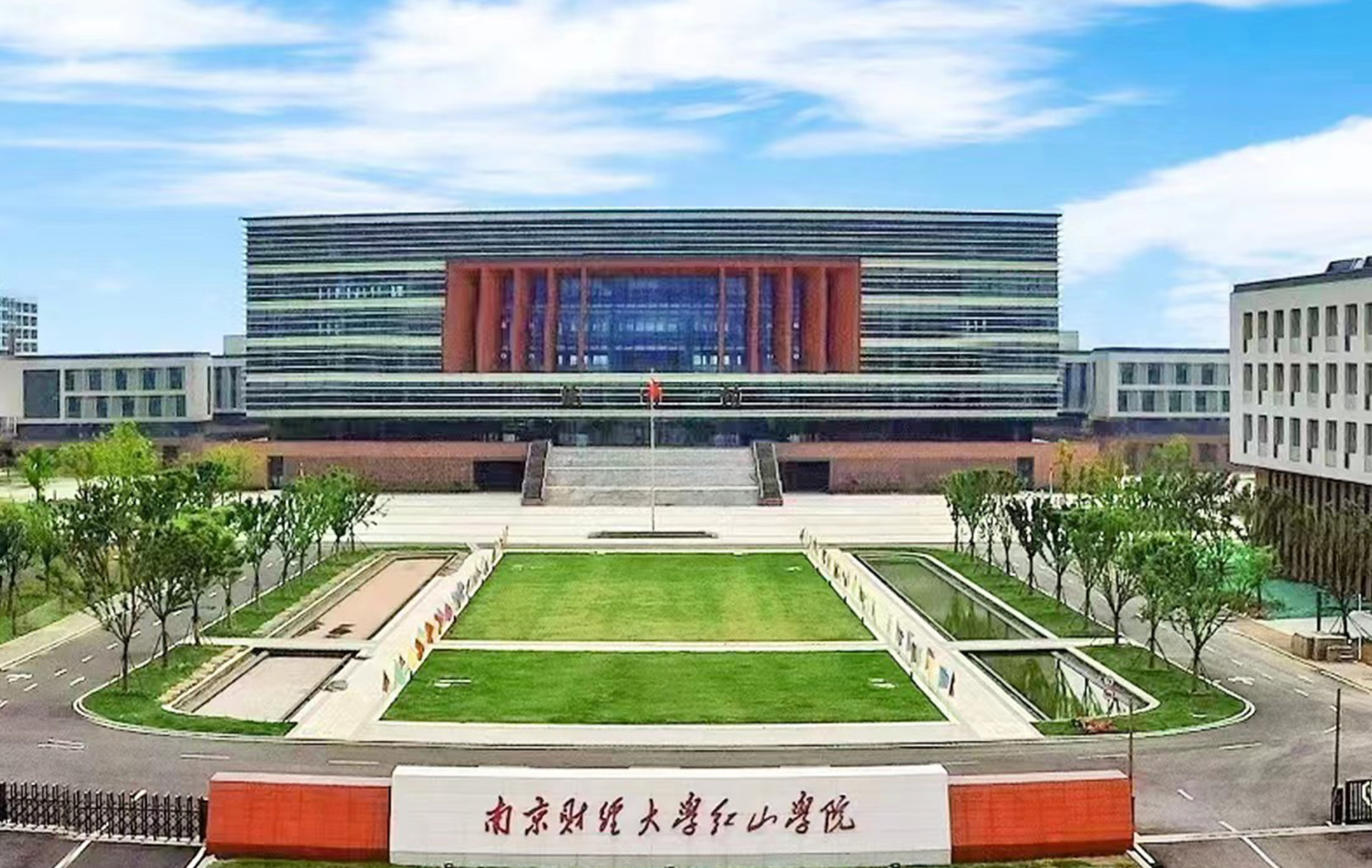 銳豐智能為南京財(cái)經(jīng)大學(xué)紅山學(xué)院提供擴(kuò)聲系統(tǒng)、中控系統(tǒng)、會(huì)議系統(tǒng)、錄播系統(tǒng)解決方案。
